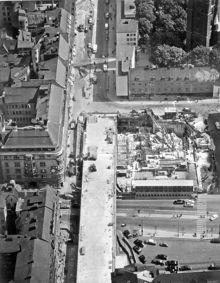 Flygfoto över Klarabergsviadukten vid Vasagatan. Hotell Continental under byggnad.