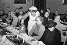 Sankt Paulsgatan 21, van der Nootska palatset. Kaffe med dopp serveras under Lottornas julfest. Lottan Eva Berglund häller upp