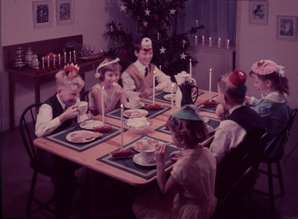 Reklamfoto för stearinljus i juletid. Barnkalas. Fotograf: Lennart Sääf, Esselte foto . Period 1950-1959