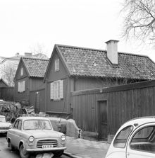 Åsögatan 197 och  Åsögatan 195, mot Skeppargränd