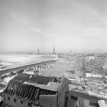 Rivning i kv. Järngraven Nedre. Stolpar för Centralbron har satts upp