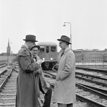 Spårområdet mellan Gamla Stan och Slussen. Tunnelbanesträckan Kungsgatan/Hötorget - Slussen provkörs. Ingenjörer/chefer på plats. Fr.v. Owe Ancker, Leif Almqvist, Bertil Linér