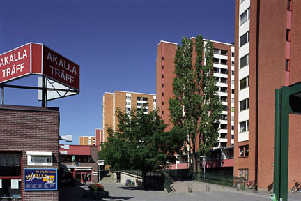 Röda huskroppar mot klarblå himmel