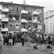 Skebokvarnsvägen 282. En gasexplosion. Hela ytterväggen på lägenheten kastades ut över en lekplats