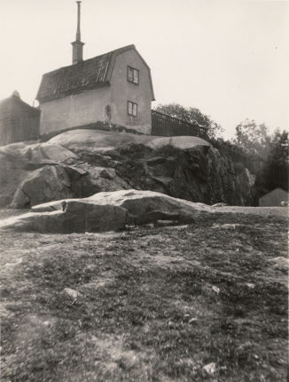 Ett litet stenhus på en bergknalle.