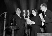 Karlaplan 4, Karlaplansstudion/Radiotjänst. Radioprogrammet Karusellen. Till höger Lennart Hyland, till vänster författaren Gösta Knutsson. Mellan dem en okänd kvinna med manus i handen