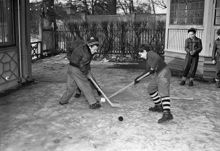 Engelska skolan, skolgården. Elever leker med ishockeyklubbor och puck