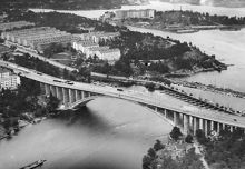 Flygbild över Tranebergsbroarna och Fredhäll, mot sydost. I bakgrunden Lilla Essingen