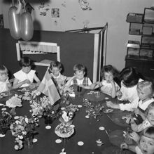 Artillerigatan 34/Storgatan 15, Östermalms privata barnträdgård (förskola).  Avslutning med saftkalas kring "flugsvampsbordet", innan rivningen av huset