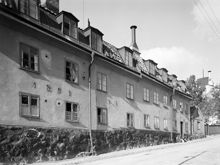 Yttersta Tvärgränd 10. På fasaden står årtalet 1851