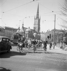 Trafikbilder från Riddarhustorget. Cyklar och bilar
