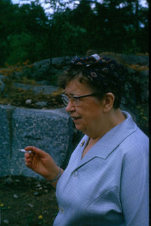 Barnens ö: Kvinna med cigarett