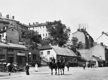 Ridande poliser framför Smala Gränd 15, huset med skylten ""Möbler"". Idag Birger Jarlsgatan 39. Kv. Italien Större och Såpsjudaren. T. h. i bild ligger Roslagstorg