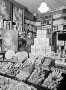 Hötorget 10 (Sergelgatan 10). Hökare Carl Saléns butik, han själv skymtar bakom kaffekvarnen. Här ligger nu första höghuset