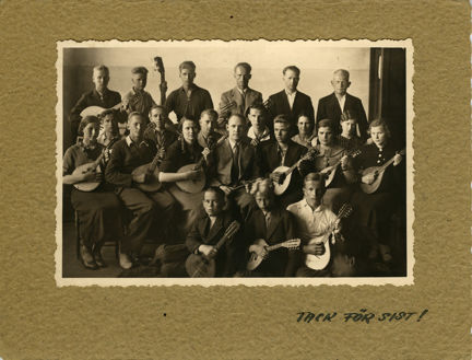 Svartvitt gruppfotografi på personer med musikinstrument