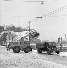 Snön lastas och bortkörs från Folkungagatan vid Londonviadukten