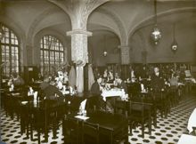 Restaurang Damberg. Interiör, tredjeklassmatsalen. Folkrestaurangen togs över av SARA-bolaget den 1 januari 1935 men drevs tidigare av källarmästare A G Damberg, som avled i slutet av 1934. Restaurangen öppnade 1903.