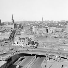 Utsikt från Katarinahissen norrut. Kolingsborg byggs. Till vänster syns pelare utsatta för anläggning av Centralbron