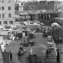 Transporter till Centralsaluhallen med järnväg. Kungsgatan i fonden. Nu kv. Blekholmen