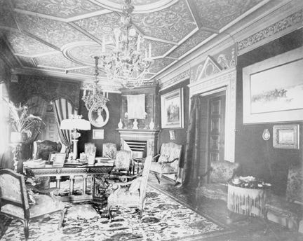 Rum med tunga möbler, utsmyckningar i tak och kring dörröppningar, kristallkronor, tavlor och prydnadsföremål.