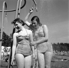 Älvsjöbadet. Rose-Marie Eng och Inga-Lill Frohm i en utomhusdusch