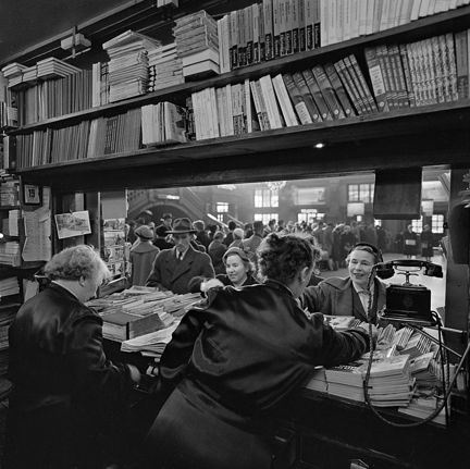 Centralstationen. Kiosk med tidningar och böcker.