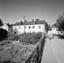 Långholmen. Underofficershuset, Långholmsmuren 1 t.v. om bron. I fonden ligger Fyrkanten, Långholmsmuren 2