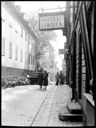 Klara Västra Kyrkogata söderut vid Hotell Linden