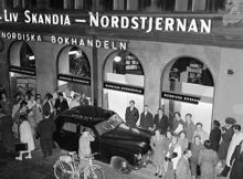 Drottninggatan 7 och 9, Nordiska Bokhandeln. En bil har kört in i två av bokhandelns fönster