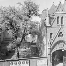 Portalen och vy mot gården vid Trefaldighetskyrkan, Majorsgatan 5 och 7
