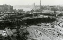 Slussen: Slussombyggnaden, byggnad av den så kallade östra slingan