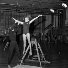Lidingövägen 1, Gymnastiska Centralinstitutet. Stockholms studenters IF har uppvisning av småflickor, flickgruppen och juniorerna och eliten