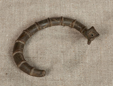 Del av ett vikingatida ringspänne. 