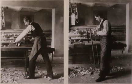 Svartvitt fotografi på pojkar som utbildas till möbelsnickare