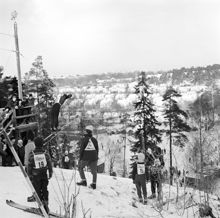 Ungdomstävling i backhoppning i Hemskogen.  Åskådare och tävlande