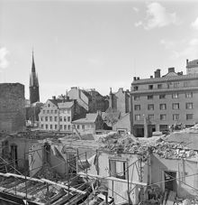 Kvarteret Wahrenberg under rivning, sett från Herkulesgatan mot Vattugatan. Klara kyrkas torn i fonden