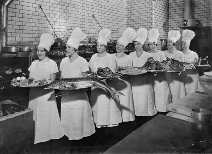 Gruppbild med åtta kallskänkor med fyllda uppläggningsfat i köket på restaurang Sturehov vid Stureplan 6. Tredje kvinnan från vänster är Nina Lundell.