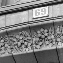 Odengatan 69. Detalj av portalöverdelen