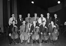 Gustav Adolfs Torg 2, Operan. Konsertmästare Gunnar Norrby med sin stråkensemble, 12 cellister, vilka deltog vid Svenska Dagbladets julkonsert