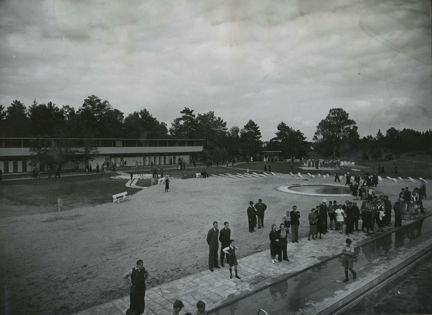 Svartvitt foto av människor intill en utomhuspool