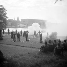 Kunglig salut på Skeppsholmen för nyfödde kronprinsen Karl Gustav