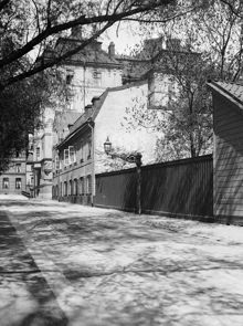 Katarina Östra Kyrkogata 5 och 3 (nuv. Katarina Östra Kyrkogårdsgränd) norrut