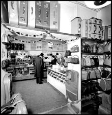 Hamngatan 36. Guns väskor. Butiksinteriör