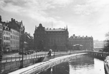 Riddarholmskanalen och Munkbron från Riddarholmsbron. I bakgrunden Petersénska huset