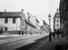 Grevgatan norrut från Kaptensgatan. Hörnhuset med tornet ligger i hörnet av Grevgatan 6 (nu 14) och Riddargatan 12 (nu 27)