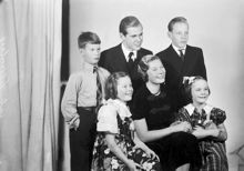 Grupporträtt av en ung man, en ung kvinna och fyra barn, Lillienberg