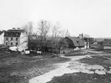 Västra Kvarngränd 14 från sydväst. I fonden ses Sofia kyrkas torn. Senare kv. Milen, nuv. västra delen av kv. Kvadraten norr om Allhelgonagatan