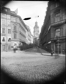 Storkyrkobrinken österut från Riddarhustorget. Storkyrkan i fonden