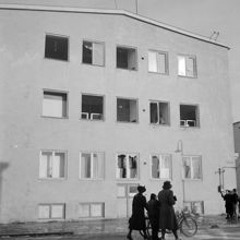 Trasiga fönster i ett bostadshus vid Eriksdalsgatan - Vetegatan efter den sovjetiska bombfällningen över Eriksdalsområdet 1944.