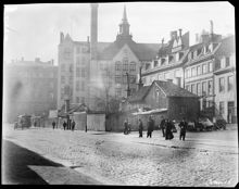 Birger Jarlsgatan och Smala Gränd med kv. Italien Större och f.d. kv. Italien Mindre. Denna del av Smala Gränd finns inte längre kvar. I fonden KFUM:s hus, Snickarbacken 2, byggt 1896-1898